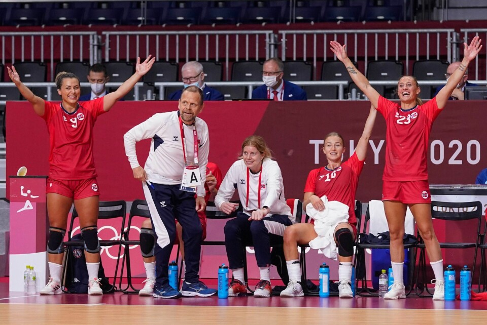 Nora Mørk, Thorir Hergeirsson, Tonje Larsen, Stine Oftedal og Camilla Herrem jubler under bronsefinalen. Nora Mørk, Thorir Hergeirsson, Tonje Larsen, Stine Oftedal og Camilla Herrem jubler under bronsefinalen.