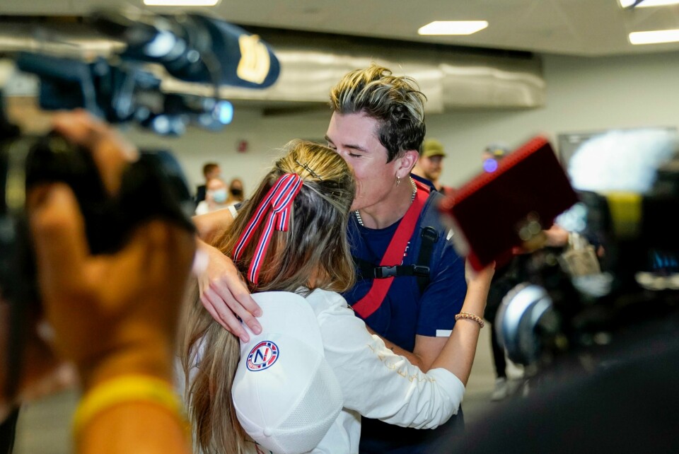 Jakob Ingebrigtsen og kjæresten Elisabeth Asserson på Sola lufthavn der gullmedaljevinneren fra OL Tokyo kommer hjem. Jakob Ingebrigtsen og Kjærsten Elisabeth Asserson på Sola lufthavn der gullmedaljevinneren fra OL Tokyo kommer hjem.Foto: Jan Kåre Ness / NTB