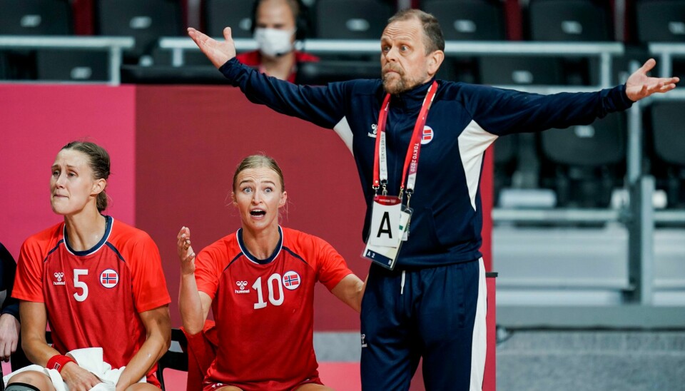 Marit Malm Frafjord, Stine Bredal Oftedal og hovedtrener Thorir Hergeirsson er oppgitt under sluttsekundene i OL-semifinalen fredag. Marit Malm Frafjord, Stine Bredal Oftedal og hovedtrener Thorir Hergeirsson er oppgitt under sluttsekundene i OL-semifinalen fredag.