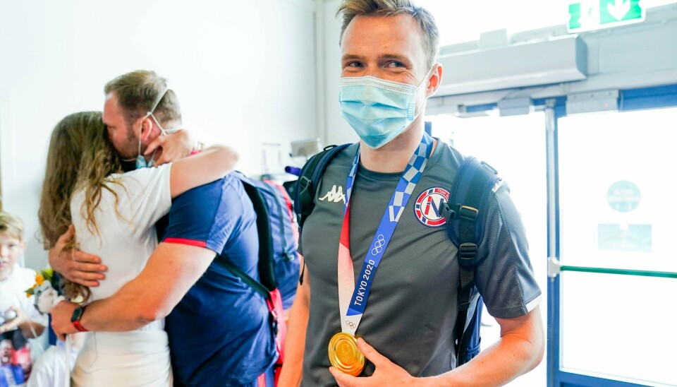 Gullvinner Karsten Warholm kom hjem til Norge i privatfly etter OL i Tokyo. Gullvinner Karsten Warholm kom hjem til Norge i privatfly etter OL i Tokyo. Foto: Torstein Bøe / NTB