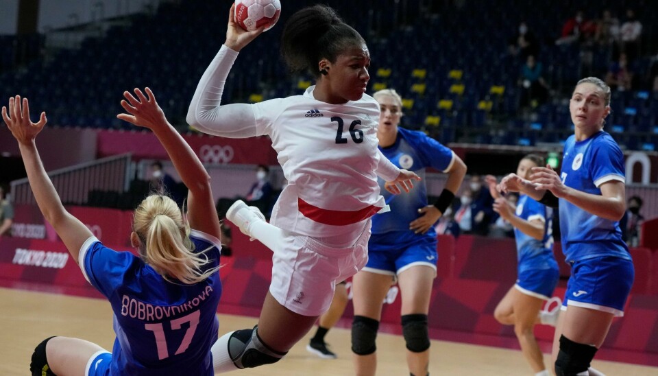 Frankrikes Pauletta Foppa glir gjennom ROC-forsvaret i OL-finalen i Tokyo. Frankrikes Pauletta Foppa glir gjennom ROC-forsvaret i OL-finalen i Tokyo: Foto Sergei Grits, AP / NTB