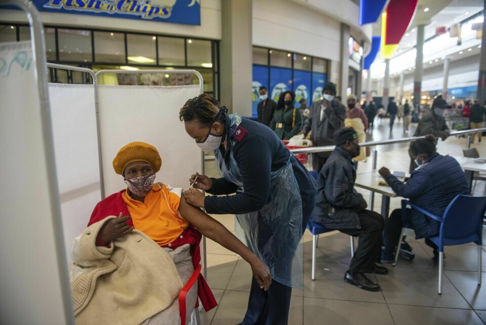 Sør-Afrika har vært hardt rammet av koronapandemien, men vaksineringen gikk lenge tregt. Nå ser det lysere ut for vaksineringsprosessen. Her fra vaksinering i Hammanskraal i Sør-Afrika. Sør-Afrika har vært hardt rammet av koronapandemien, men vaksineringen gikk lenge tregt. Nå ser det lysere ut for vaksineringsprosessen. Her fra vaksinering i Hammanskraal i Sør-Afrika.