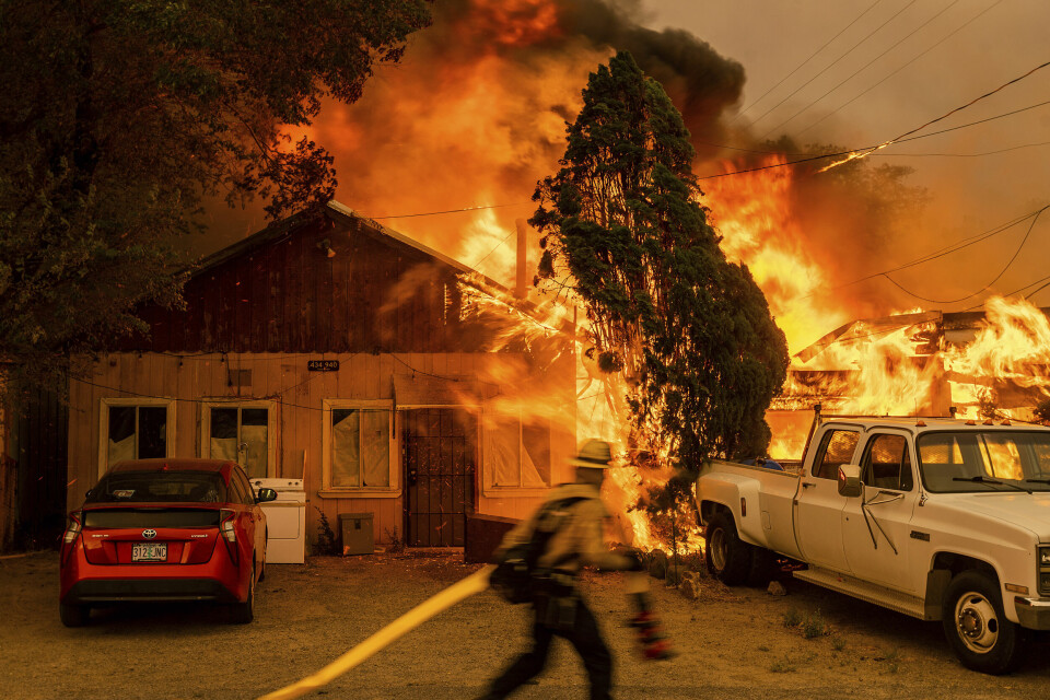En bolig blir tatt av flammene under en skogbrann i Doyle i California 10. juli. Klimaendringene har bidratt til å øke risikoen for skogbranner i California. En bolig blir tatt av flammene under en skogbrann i Doyle i California 10. juli. Klimaendringene har bidratt til å øke risikoen for skogbranner i California.