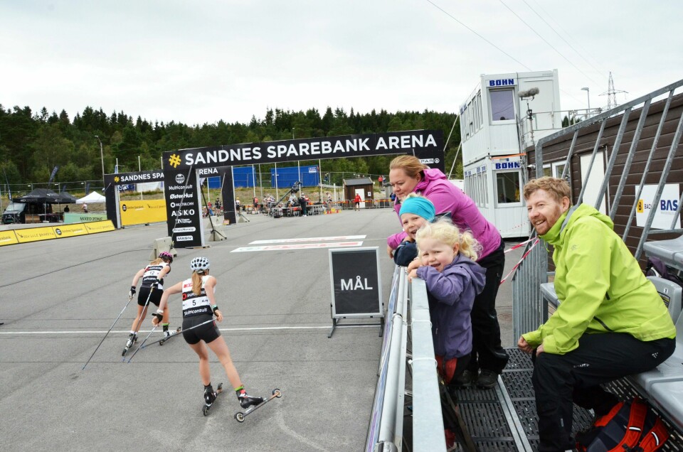Nikolai (5) og Ane (3) heier på skiløperne i Melshei sammen med far Stein Tore Grønsund og mor Ingjerd Øvestad. Nikolai drømmer om å bli skilløper. Nikolai (5) og Ane (3) heier på skiløperne i Melshei sammen med far Stein Tore Grønsund og mor Ingjerd Øvestad. Nikolai drømmer om å bli skilløper.
