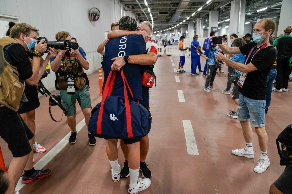 Jakob Ingebrigtsen og Gjert Ingebrigtsen gir hverandre en klem etter 1500-meterfinalen i Tokyo. Jakob Ingebrigtsen og Gjert Ingebrigtsen gir hverandre en klem etter 1500-meterfinalen i Tokyo. Foto: Stian Lysberg Solum / NTB