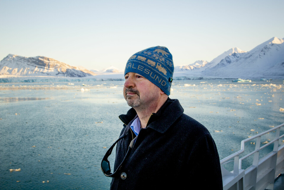 Den amerikanske klimaforskeren Michael Mann under et besøk i Ny-Ålesund på Svalbard i 2018. Mann mener den kraftige oppvarmingen i Arktis har forstyrret store vindsystemer og ført til mer ekstremvær på den nordlige halvkule. Andre forskere mener det er for tidlig å si om denne teorien faktisk stemmer. Den amerikanske klimaforskeren Michael Mann under et besøk i Ny-Ålesund på Svalbard i 2018. Mann mener den kraftige oppvarmingen i Arktis har forstyrret store vindsystemer og ført til mer ekstremvær på den nordlige halvkule. Andre forskere mener det er for tidlig å si om denne teorien faktisk stemmer.