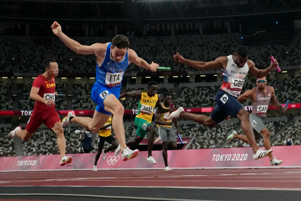 Italienske Filippo Tortu beseirer britiske Nethaneel Mitchell-Blake i en fotofinish og sørger for seier i OL-stafetten over 4 x 100 meter. Italienske Filippo Tortu beseirer britiske Nethaneel Mitchell-Blake i en fotofinish og sørger for seier i OL-stafetten over 4 x 100 meter. Foto: David J. Phillip, AP / NTB