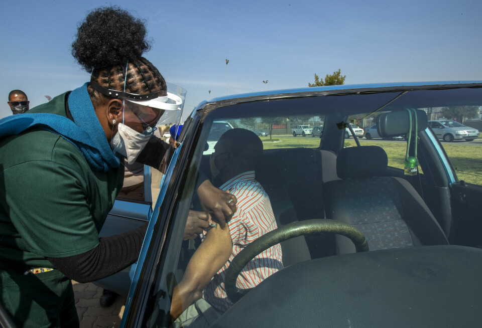Drive-in-vaksinering er noe av det som blir tatt i bruk i Sør-Afrika. Her fra Johannesburg. Drive-in-vaksinering er noe av det som blir tatt i bruk i Sør-Afrika. Her fra Johannesburg.
