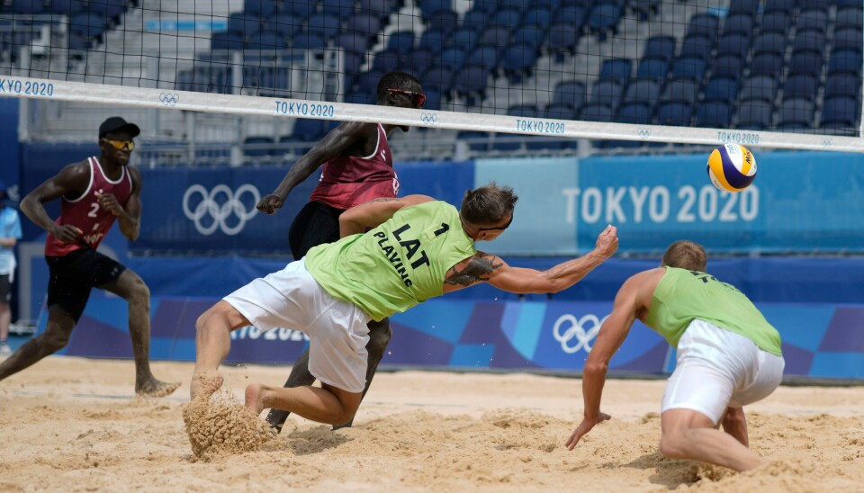 Sandvolleyballherrene fra Latvia fikk det tøft mot et heltent Qatar i bronsefinalen i Tokyo-OL. Sandvolleyballherrene fra Latvia fikk det tøft mot et heltent Qatar i bronsefinalen i Tokyo-OL. Foto: AP Photo / Petros Giannakouris / NTB