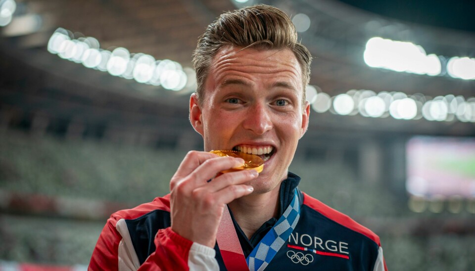 Karsten Warholm med sitt OL-gull etter verdensrekorden i OL-finalen på 400 hekk på den olympiske stadion i Tokyo Karsten Warholm med sitt for OL-gull etter verdensrekord i OL-finalen i 400 meter hekk i Tokyo. Foto: Heiko Junge / NTB