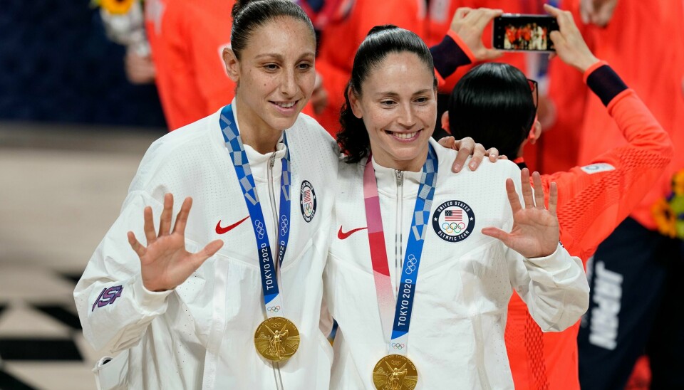 Diana Taurasi (til v.) og Sue Bird med gullmedaljene etter OL-finalen i basketball. Duoen har vunnet gull sammen i fem OL på rad. Diana Taurasi (til v.) og Sue Bird med gullmedaljene etter OL-finalen i basketball. Duoen har vunnet gull sammen i fem OL på rad. Foto: Charlie Neibergall, AP / NTB