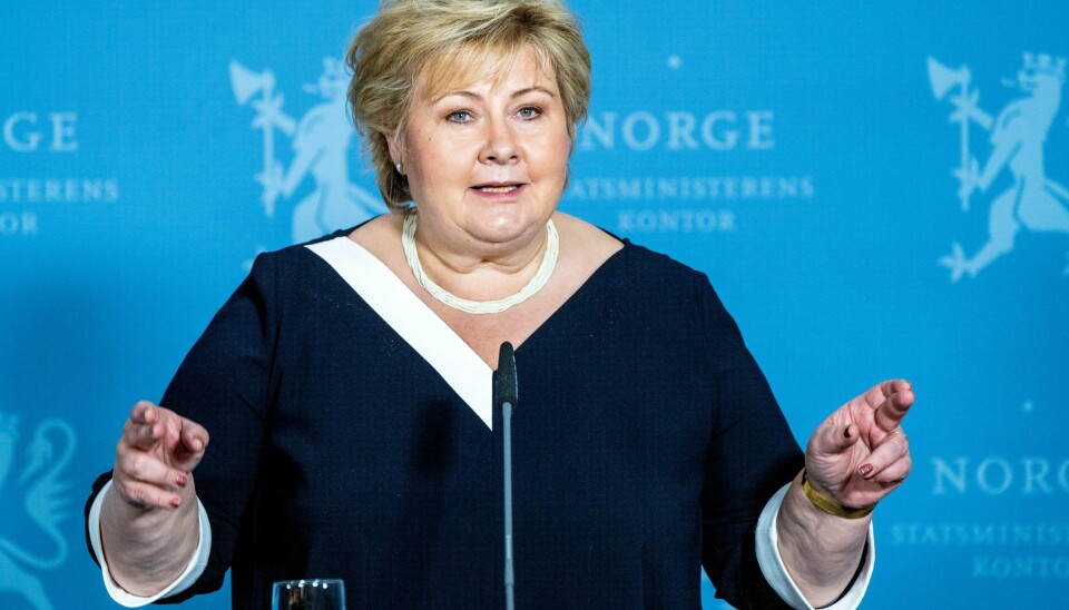 Statsminister Erna Solberg /H) krysser fingrene under en pressekonferanse om koronasituasjonen. Men de statlige krisetiltakene under pandemien har først og fremst gagnet dem som hadde mest fra før, skriver vår spaltist. .