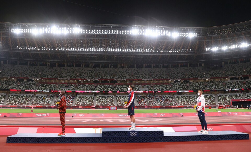 Jakob Ingebrigtsen på toppen av seierspallen etter 1500 meteren på Olympiastadion. Flankert av sølvvinner Timothy Cheruiyot fra Kenya (t.v.) og bronsevinner Josh Kerr, Storbritannia. Jakob Ingebrigtsen på toppen av seierspallen etter 1500 meteren på Olympiastadion. Flankert av sølvvinner Timothy Cheruiyot fra Kenya (t.v.) og bronsevinner Josh Kerr, Storbritannia.