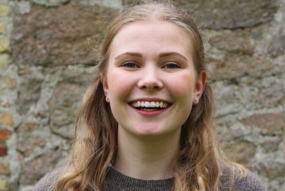 Anne Haug er allerede godt bevandra i teaterverdenen, men i sommer satt hun for første gang opp et egenskrevet stykke Anne Haug (21) smiler stort, foran en murvegg
