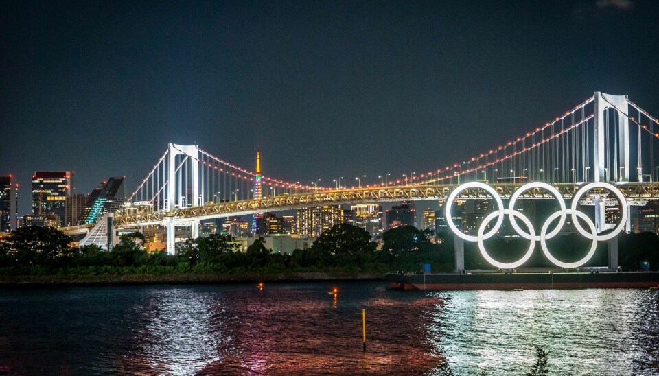 De fem OL ringene pryder den berømte Rainbow Brigde (Regnbuebroen) i Tokyo De fem OL ringene pryder den berømte Rainbow Brigde (Regnbuebroen) i Tokyo.Foto: Heiko Junge / NTB