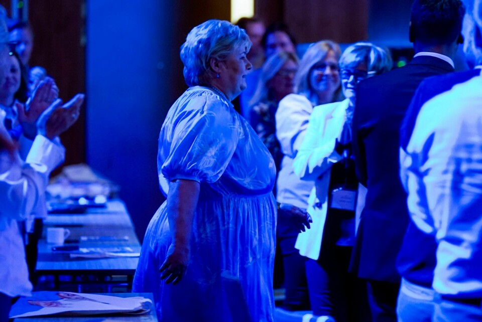 Statsminister og partileder Erna Solberg går ned midtgangen i The Hub før hun presenterer Høyres største valgløfter for stortingsvalget 2021. Statsminister og partileder Erna Solberg presenterer Høyres største valgløfter for stortingsvalget 2021.