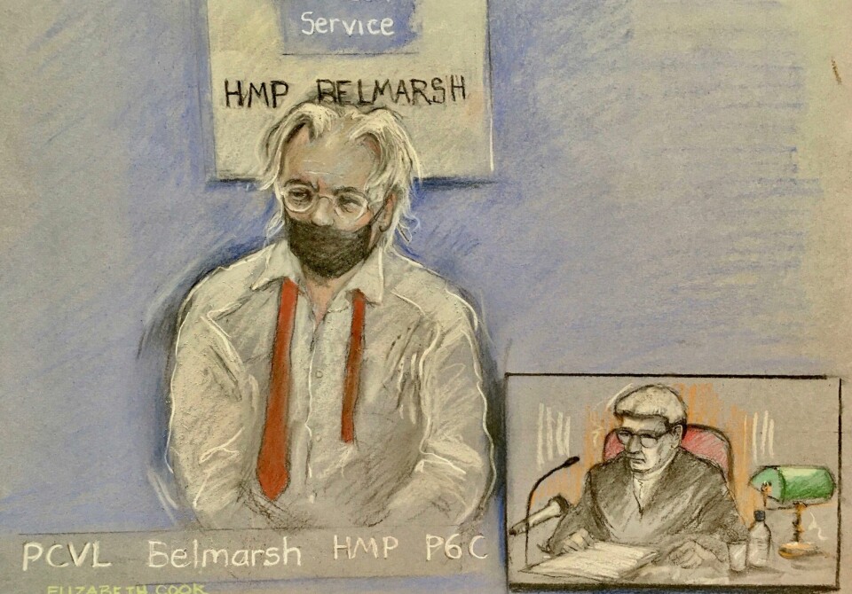 Julian Assange fulgte onsdagens rettsmøte via video fra Belmarsh-fengselet, der han sitter i varetekt. Julian Assange fulgte onsdagens rettsmøte via video fra Belmarsh-fengselet, der han sitter i varetekt. Tegning: Elizabeth Cook / PA / AP / NTB