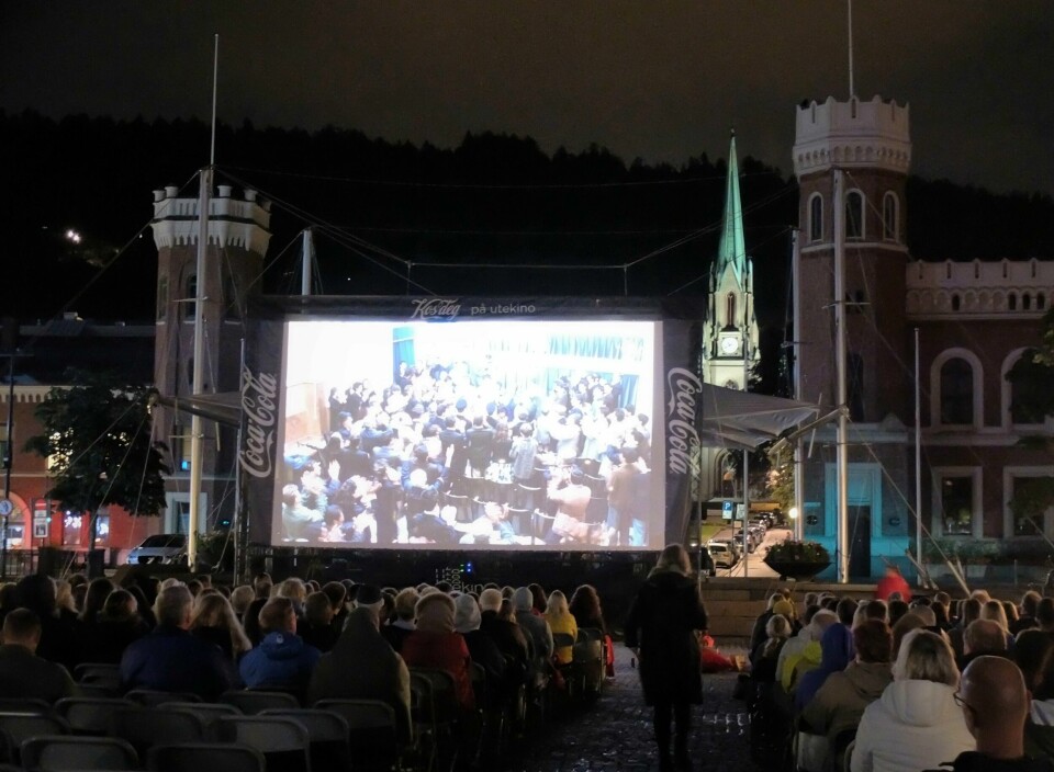 Farvel, film. Utekinoen i Drammen viser siste filmer førstkommende helg på Strømsø torg. Etter det er det slutt på fem års utekino i Drammen. Her fra Bragernes torg 2019, da 1500 publikummere så Cinema Paradiso. Utekino Drammen.