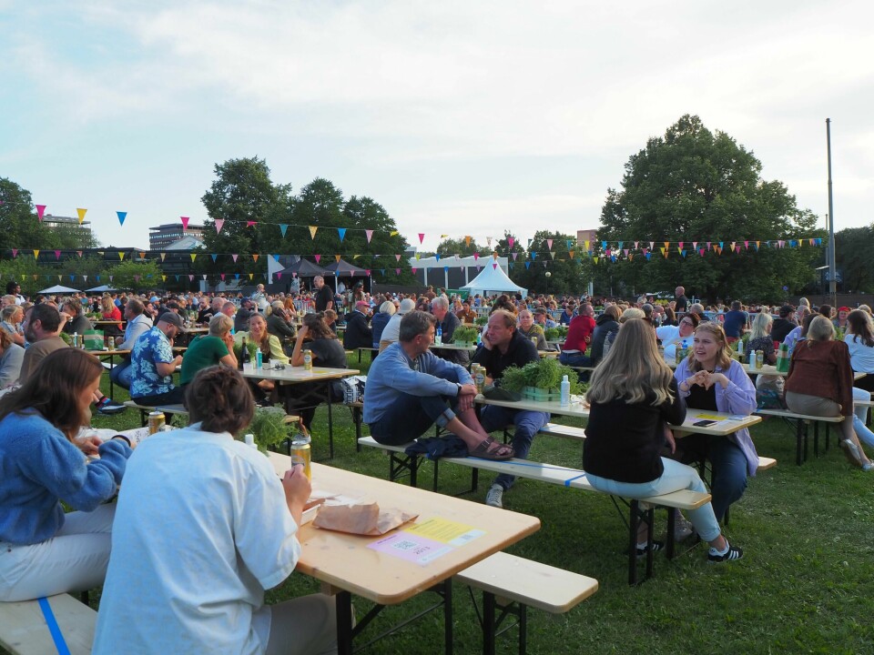 Sittefestival, men god stemning. Øya anno 2021 tilfredsstiller behovet for livemusikk, mat, drikke og samvær som mange har savnet. Sittefestival, men god stemning. Øya anno 2021 tilfredsstiller behovet for livemusikk, mat, drikke og samvær som mange har savnet.