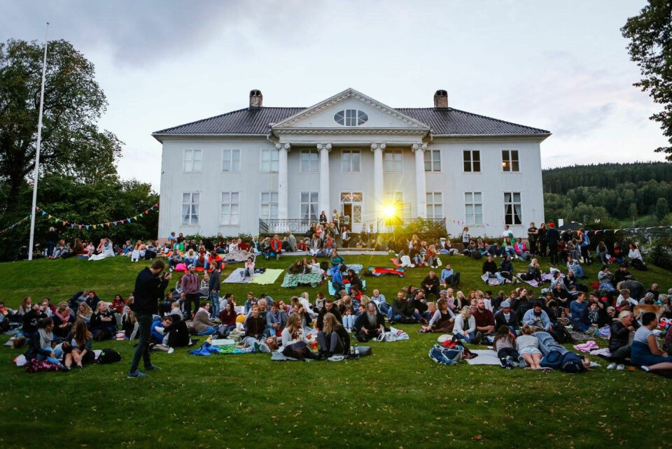 De første to årene var Austad gård location for utekino i Drammen. Deretter fulgte Spiralen, Bragernes torg og nå til helgen, som siste sted; Strømsø torg. Utekino Drammen
