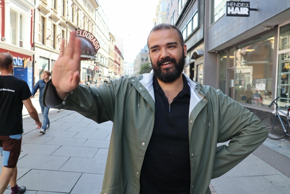 Hani Assaf har blitt et kjent fjes de siste årene. Selv om sola skinner, skal regnjakken være på. – Den er slankende, forklarer Hani. Hani Assaf har blitt et kjent fjes de siste årene.