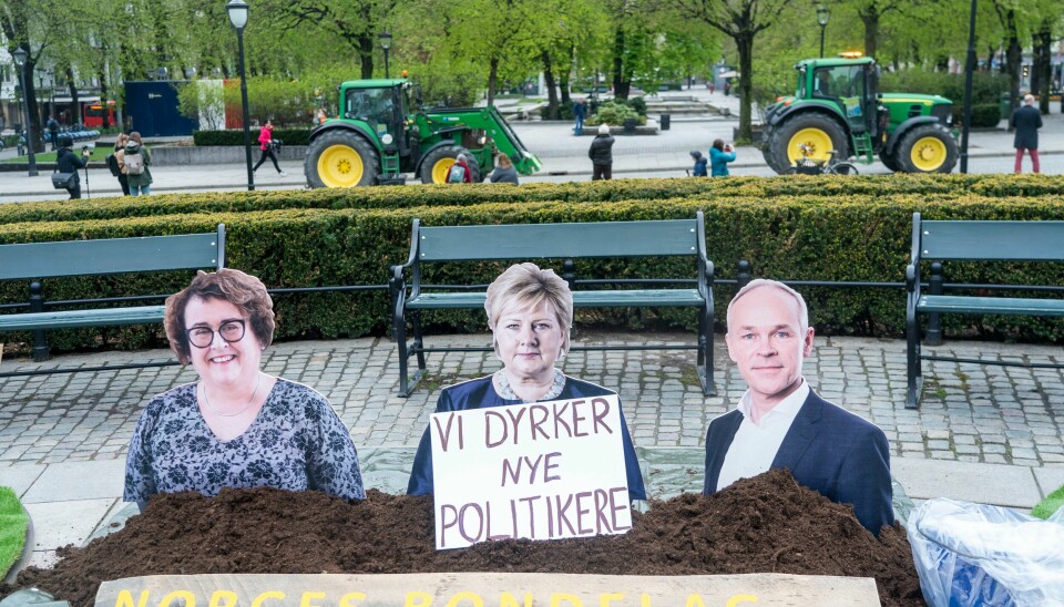 I vår demonstrerte bønder i protest mot jordbruksoppgjøret. Bøndene mente regjeringens tilbud var så dårlig at de ikke engang ville forhandle. Økte priser på blant annet gjødsel har gjort at inntektene blir enda lavere enn oppgjøret tilsa, og nå vil bondeorganisasjonene forhandle. Arkivfoto: Terje Pedersen / NTB I vår demonstrerte bønder i protest mot jordbruksoppgjøret. Bøndene mente regjeringens tilbud var så dårlig at de ikke engang ville forhandle. Økte priser på blant annet gjødsel har gjort at inntektene blir enda lavere enn oppgjøret tilsa, og nå vil bondeorganisasjonene forhandle. Arkivfoto: Terje Pedersen / NTB