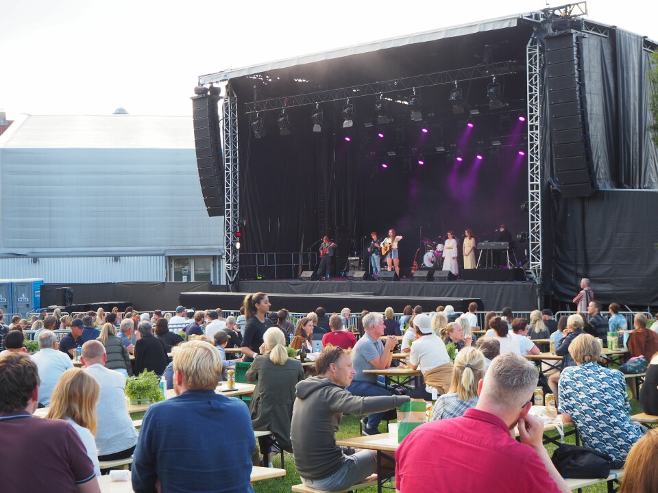 Signe Marie Rustad på scenen med bandet sitt. Signe Marie Rustad på scenen med bandet sitt.