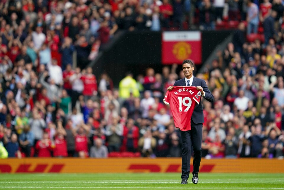 Raphaël Varane ble presentert foran Manchester United-fansen før serieåpningen mot Leeds sist helg. Raphaël Varane ble offentliggjort av Manchester United foran kampen mot Leeds lørdag. Foto: Jon Super / AP / NTB