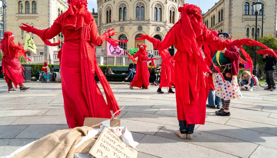 Aktivistgruppen Extinction Rebellion planlegger en stor kampanje i Oslo fra 23. til 29. august. Dette bildet er fra en demonstrasjon utenfor Stortinget i 2020 i protest mot regjeringens oljepolitikk. Aktivistgruppen Extinction Rebellion planlegger en stor kampanje i Oslo fra 23. til 29. august. Dette bildet er fra en demonstrasjon utenfor Stortinget i 2020 i protest mot regjeringens oljepolitikk. Foto: Gorm Kallestad / NTB