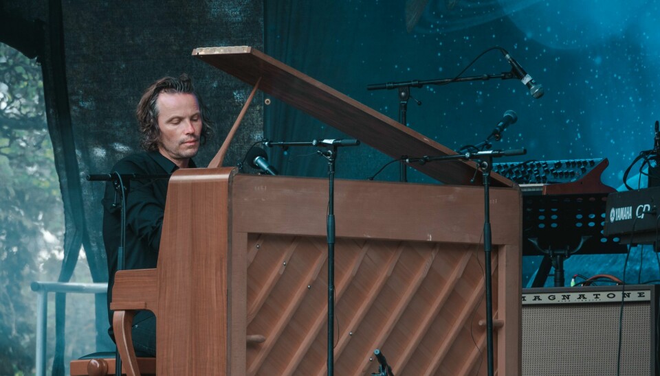 I to uker fra fredag 13. august, får Andreas Ihlebæk bestemme hva Apple Musics populære spilleliste 'Piano Chill' skal inneholde. Her fra konsert på Månelanding 2021 i Gamlebyen. Andreas Ihlebæk bak pianoet på Månelanding 2021 i Gamlebyen