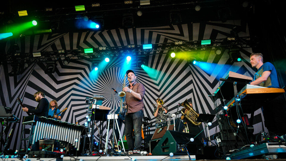 Jaga Jazzist var hovednavnet den første kvelden på en pandemitilpasset Øyafestivalen 2021. De spilte også på den aller første Øyafestivalen da den ble arrangert på Kalvøya i 1999. Jaga Jazzist var hovednavnet på Øyafestivalen 2021, et band som også spilte på den aller første Øyafestivalen da den ble arrangert på Kalvøya.