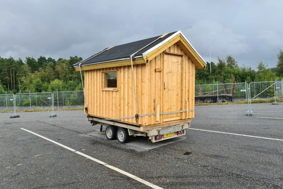 Denne hytta var både for bred og for tung for hengeren og lastebilen, ifølge regelverket, noe som gjorde at Statens vegvesen på Svinesund anmeldte sjåføren til politiet. Denne hytta var både for bred og for tung for hengeren og lastebilen, ifølge regelverket, noe som gjorde at Statens vegvesen på Svinesund anmeldte sjåføren til politiet.