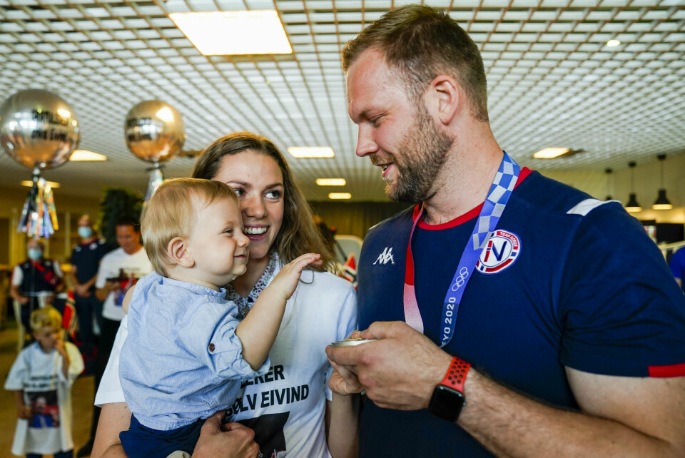 Medaljevinner Eivind Henriksenankommer Oslo Lufthavn med privatfly etter OL i Tokyo. Samboeren Lena Marie Hansen og sønnen Emil tar han imot. Foto: Torstein Bøe / NTB Gardermoen 20210806. Medaljevinner Eivind Henriksenankommer Oslo Lufthavn med privatfly etter OL i Tokyo.Foto: Torstein Bøe / NTB