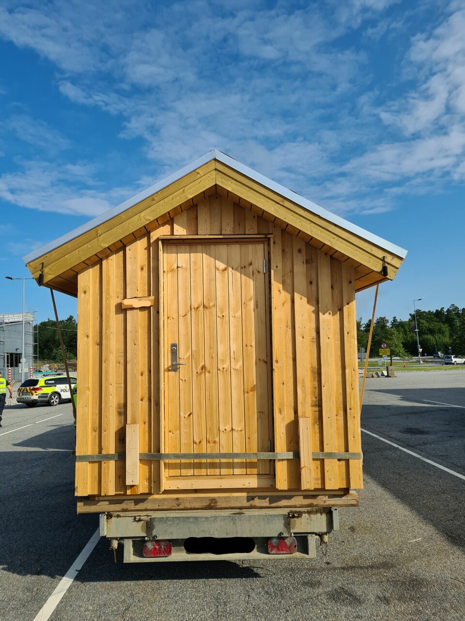 Denne hytta var både for bred og for tung for hengeren og lastebilen, ifølge regelverket, noe som gjorde at Statens vegvesen på Svinesund anmeldte sjåføren til politiet. Denne hytta var både for bred og for tung for hengeren og lastebilen, ifølge regelverket, noe som gjorde at Statens vegvesen på Svinesund anmeldte sjåføren til politiet.