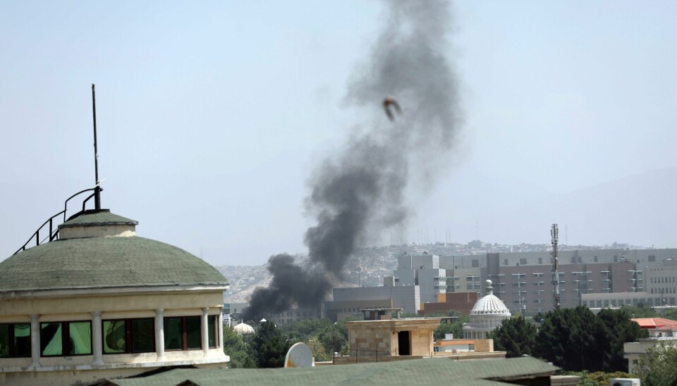 Taliban er i ferd med å ta tilbake kontrollen over Afghanistan etter 20 år. Bildet viser røyk utenfor den amerikanske ambassaden i Kabul søndag. Taliban er i ferd med å ta tilbake kontrollen over Afghanistan etter 20 år. Bildet viser røyk utenfor den amerikanske ambassaden i Kabul søndag.