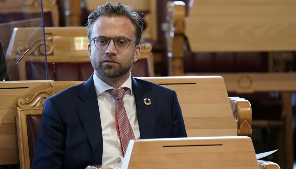 – Vi politikere bør opptre som rollemodeller og støtte politikere som blir utsatt for hatytringer, sier kommunal- og moderniseringsminister Nikolai Astrup (H). – Vi politikere bør opptre som rollemodeller og støtte politikere som blir utsatt for hatytringer, sier kommunal- og moderniseringsminister Nikolai Astrup (H). Foto: Stian Lysberg Solum / NTB