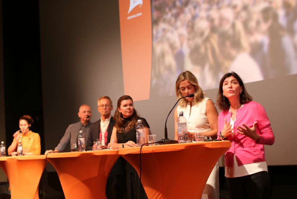 På Arendalsuka: Ytringsfrihetskommisjonen, ved leder Kjersti Løken Stavrum (til h.), Adele Matheson Mestad, Bente Kalsnes, Bård Michaelsen, Steinar J Olsen og Eirin Ekefjord Ytringsfrihetskommisjonen, ved leder Kjersti Løken Stavrum (til h.), Adele Mathiesen, Bente Kalsnes, Bård Michaelsen og Eirin Ekefjord