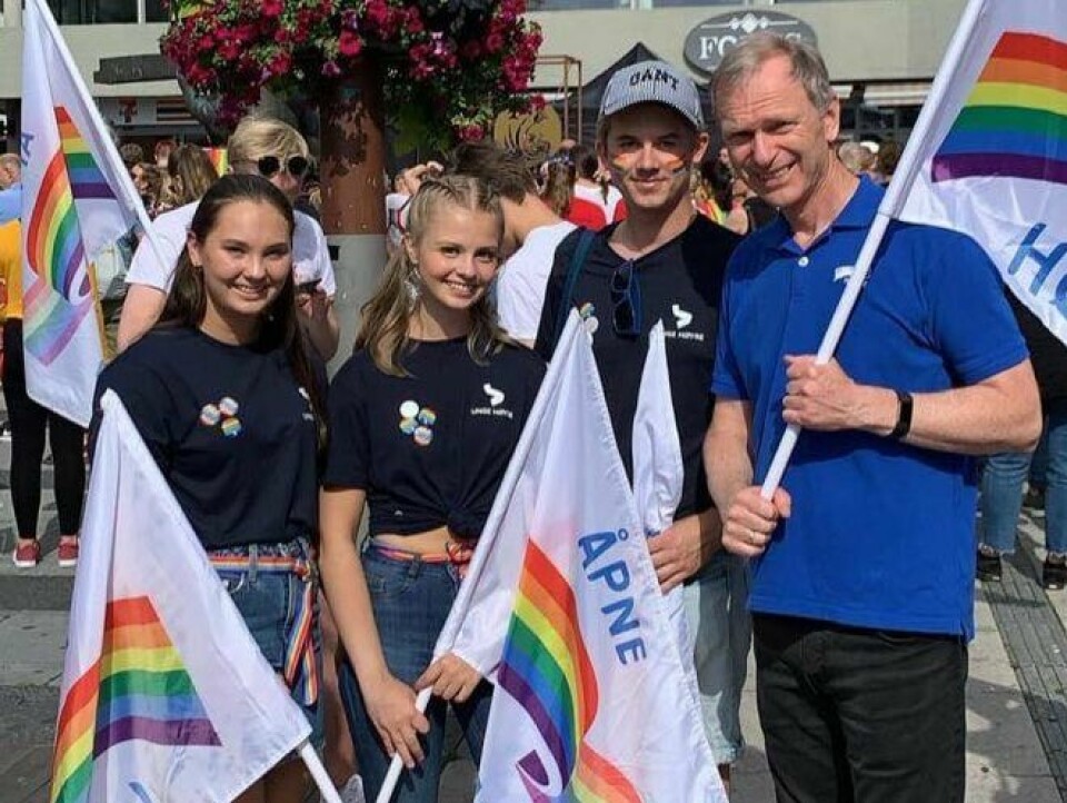 – I et Norge på sitt beste skal ingen mennesker utsettes for hets, trakassering eller vold på bakgrunn av hvem de er eller elsker, skriver Caroline M. Grønli Andersen (t.v.). Her sammen med partifeller fra Høyre under Pride-markeringen i 2019. Pride-feiring i 2019.