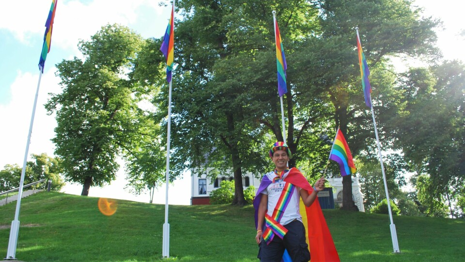 David Ernesto hadde kledd seg i regnbuens farger fra topp til tå, og strålte om kapp med sola etter at flaggheisingen var overstått. David Ernesto under åpningen av Fredrikstad Pride 2021.