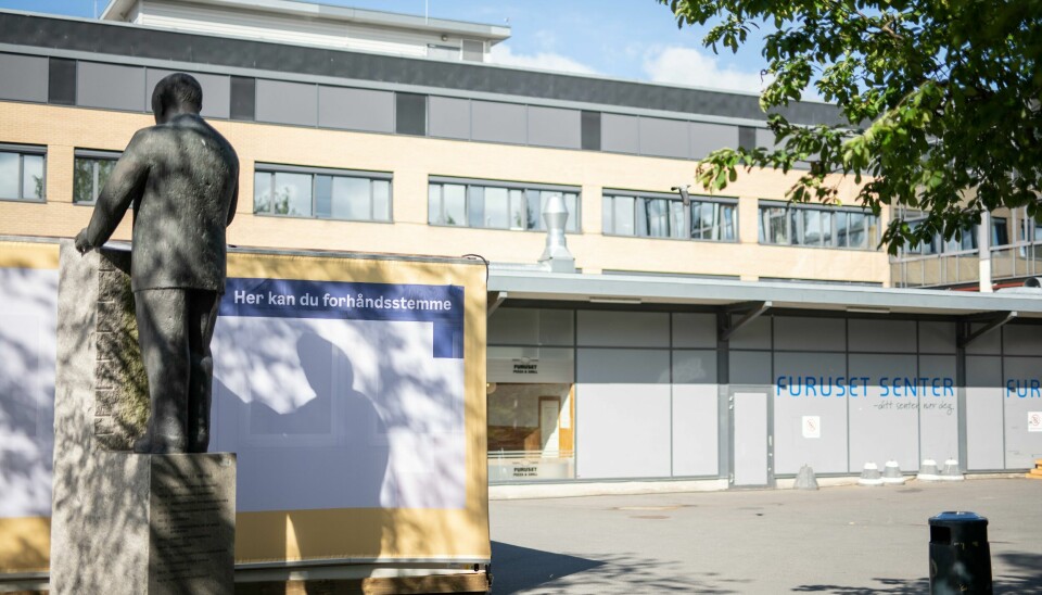 Valglokalet på Furuset i forbindelse med høstens stortingsvalg, står utenfor Furuset Senter. Valglokalet står i veien for SIANs ønske om å gjennomføre demonstrasjon på plassen. En statue av en mann som holder tale står på baksiden av Furuset sitt valglokale, ved Furuset Senter.