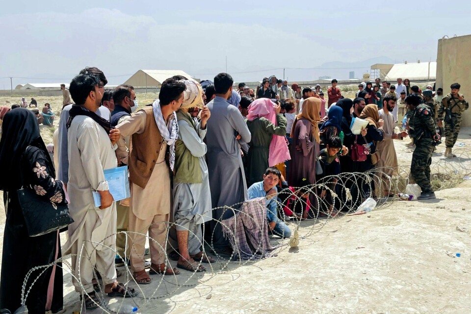 Desperate afghanere har forsøkt å rømme landet de siste dagene etter at Taliban tok hovedstaden Kabul søndag og nå har makten i landet. Afghanske sikkerhetsstyrker forsøker å holde orden på menneskemengdene utenfor den internasjonale flyplassen i Kabul tirsdag. Afghanske sikkerhetsstyrker forsøker å holde orden på menneskemengdene utenfor den internasjonale flyplassen i Kabul tirsdag.