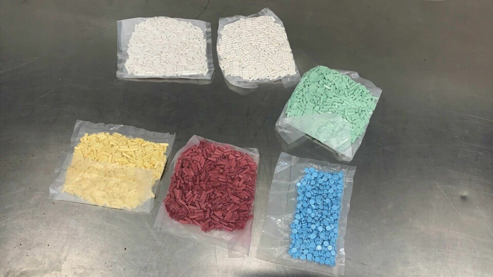 Ifølge Tolletaten ble pakkene, som trolig inneholder det angstdempende legemiddelet xanax, veid til 1,1 kilo. Beslag av 1,1 kilo narkotiske tabletter, trolig xanax, ved Svinesund tollsted 1. august.