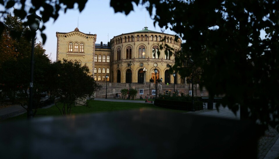 De siste årene har trusselvurderingene fra de hemmelige tjenestene påpekt en tiltakende grad av påvirkningsaktivitet begått av fiendtlige stater. I fjor ble Stortinget utsatt for et dataangrep, regjeringen mener at Russland stod bak. Stortinget i Oslo