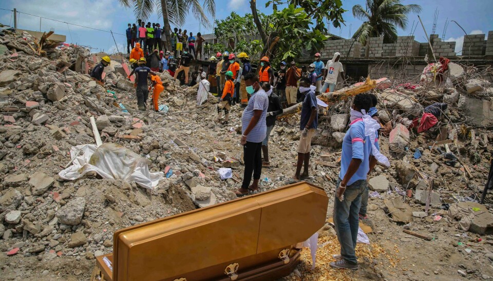En kiste med en omkommet står oppå ruinene etter jordskjelvet 14. august i Les Cayes, Haiti. Bare dager etter kom en tropisk storm. En kiste med en omkommet står oppå ruinene etter jordskjelvet 14. august i Les Cayes, Haiti. Bare dager etter kom en tropisk storm.