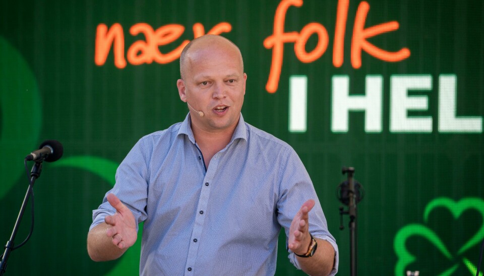 Senterpartiet og partileder Trygve Slagsvold Vedum håper å stjele velgere fra høyresida som gir opp håpet om en ny periode for den borgerlige regjeringen, opplyser kilder til Aftenposten. Aktivistene forsøkte å ta seg fram til Senterpartiets leder Trygve Slagsvold Vedum. Foto: Ole Berg-Rusten / NTB