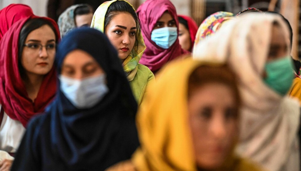 Når jeg ser bildene av denne «svært lite voldelige overtakelsen», så føler jeg at det er kvinnene som står igjen, skriver innleggsforfatter. På bilde samles afghanske kvinner i Kabul 2. august mot de påståtte menneskerettighetsbruddene mot kvinner fra Taliban-regimet. Afghan women take part in a gathering at a hall in Kabul on August 2, 2021 against the claimed human rights violations on women by the Taliban regime in Afghanistan. (Photo by SAJJAD HUSSAIN / AFP)