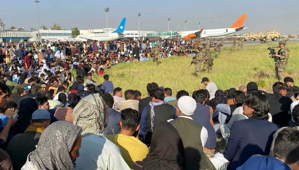 Tusenvis av mennesker forsøker å ta seg ut av Afghanistan fra flyplassen i hovedstaden Kabul. De færreste lykkes. Tusenvis av mennesker forsøker å ta seg ut av Afghanistan fra flyplassen i hovedstaden Kabul. De færreste lykkes.