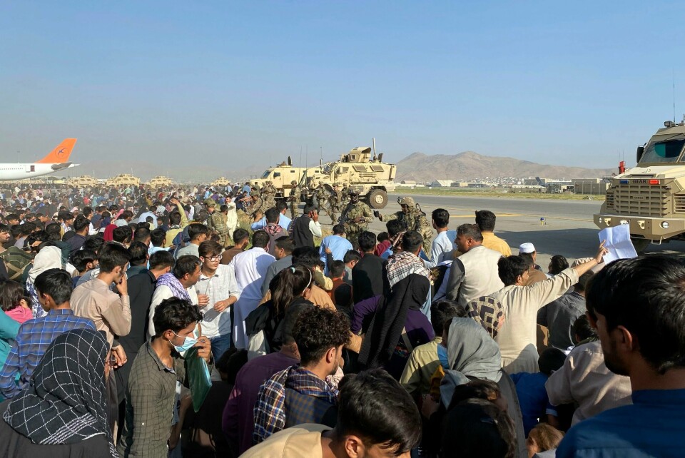 Amerikanske soldater vokter den internasjonale flyplassen i Kabul mandag 16. august. Norsk folkehjelp mener evakueringene nå bare hjelper en liten andel av personene som har krav på beskyttelse, og at det vil bli mangel på trygge migrasjonsmuligheter når den amerikansk-beskyttede luftevakueringen avsluttes. Foto: Shekib Rahmani / AP / NTB