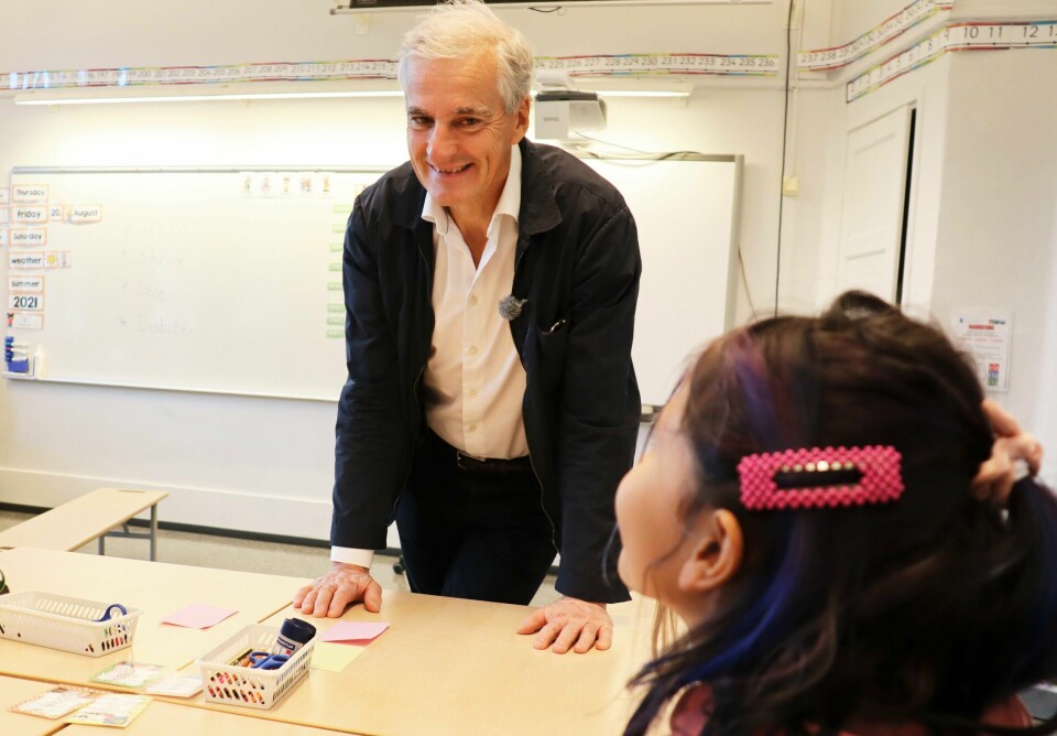 Jonas Gahr Støre ønsker å gi gratis SFO-tilbud til alle elever, men begynner først med førsteklassingene hvis han vinner valget. Jonas Gahr Støre på besøk ved Brandengen skole.