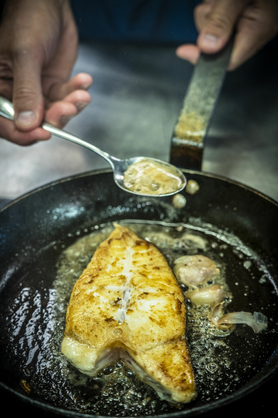 Jo mer du øser mens fisken steker ferdig på 'baksiden', desto bedre blir retten. Jo mer du øser mens fisken steker ferdig på 'baksiden', desto bedre blir retten.
